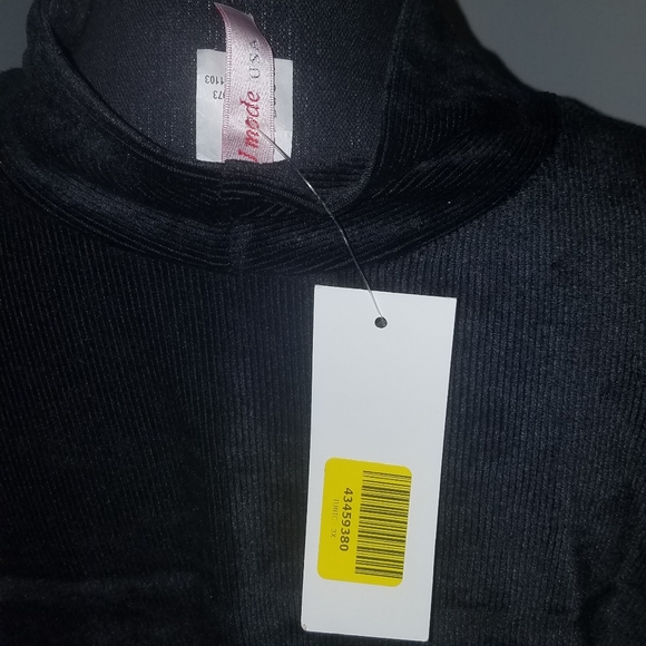 SLEEK BLACK RIBBED TOP WITH COLLAR CUTOUT - Picture 7 of 8